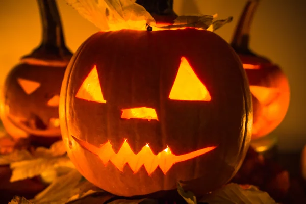 Halloween pumpa lyktor mörka ljus arga ansiktet faller — Stockfoto