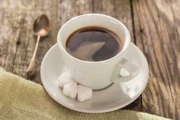 Kávy šálek černé hnědé dřevěné desky bílé — Stock fotografie