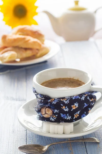 Tazza di caffè nero bordo di legno marrone bianco brocca latte girasole cro — Foto Stock