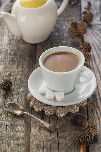 Kaffe kopp svart planka brun pines vit jug — Stockfoto