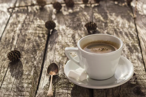 Café taza negro madera tablero marrón pinos blanco — Foto de Stock