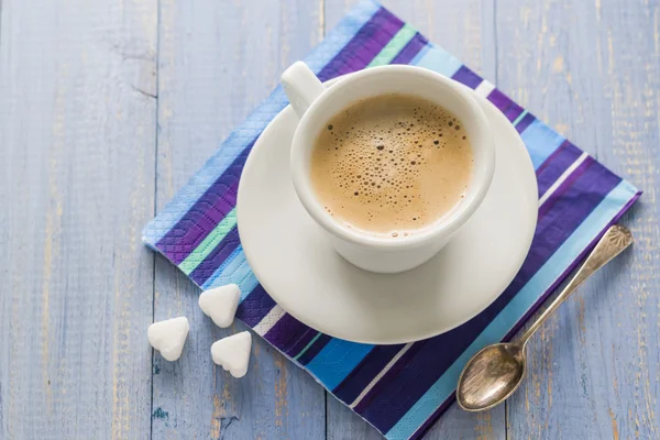 Xícara de café preto placa de madeira marrom branco — Fotografia de Stock