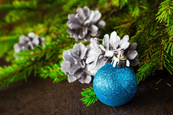 Kerstboom spruce pine houten kerstballen — Stockfoto