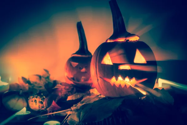 Abstraktní Halloween dýňové lampióny temné světlo naštvaný obličej spadají b — Stock fotografie
