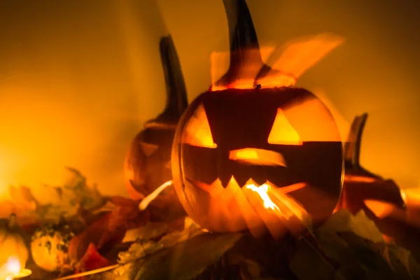 Soyut Halloween balkabağı fener karanlık ışık kızgın yüz düşmek b — Stok fotoğraf