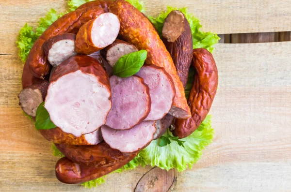 Carne affumicata tavolo di legno spazio vuoto testo — Foto Stock