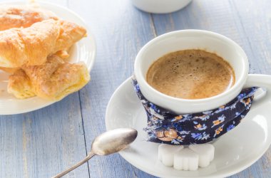 Kahve Kupası siyah ahşap tahta kahverengi beyaz süt kruvasan