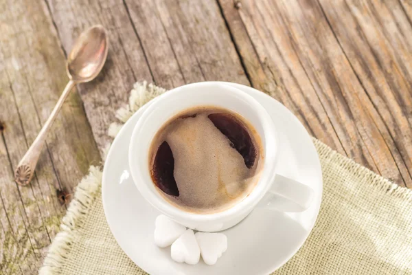 Tazza di caffè nero bordo di legno marrone bianco — Foto Stock