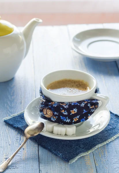 Xícara de café preto madeira bordo marrom branco jarro leite — Fotografia de Stock