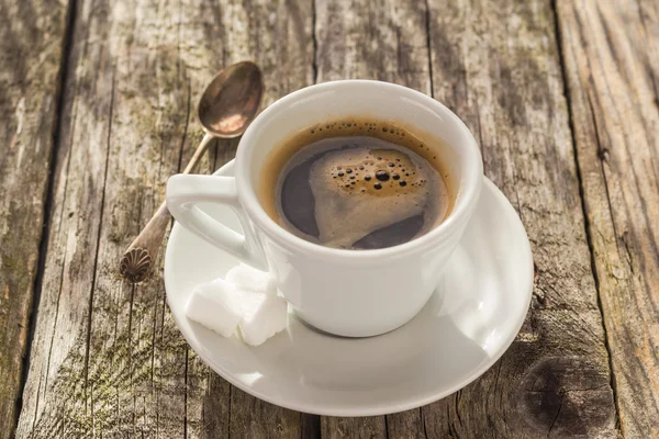 Tazza di caffè nero bordo di legno marrone bianco — Foto Stock