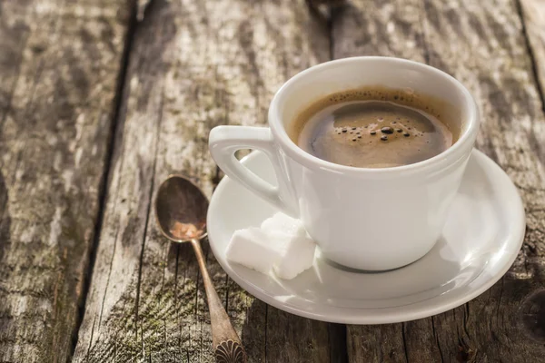 Xícara de café preto madeira bordo marrom pinheiros branco — Fotografia de Stock