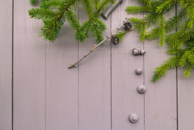 Noel ayarı kompozisyon hediyeler orman