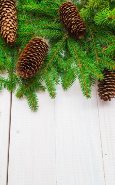 Noel arka plan çam çırpı koniler Beyaz ahşap