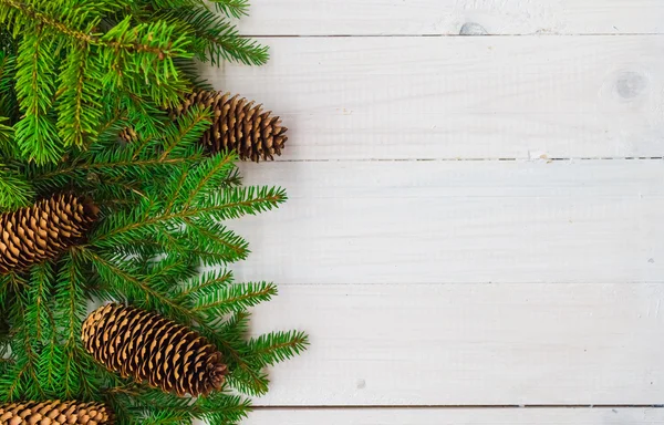 Natale sfondo abete rosso ramoscelli coni bianco legno — Foto Stock