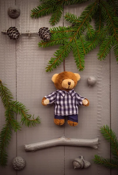 De giften van de samenstelling van de instelling van de Kerstmis bos teddy bear — Stockfoto