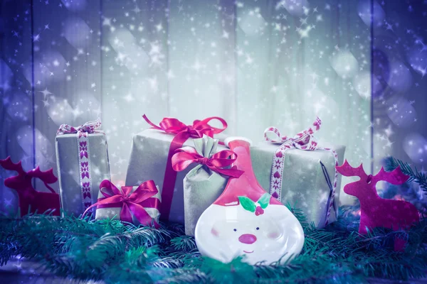 Vacaciones que vienen nevando regalos de Navidad agujas de reno —  Fotos de Stock