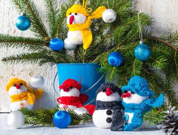 Hóembert fedélzet fa karácsonyi téli plüss csapat család — Stock Fotó