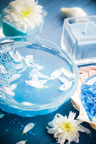 Spa composição água banho sal conchas flores — Fotografia de Stock