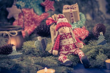 Yeşil çam iğneleri koniler hediyeler Noel Baba Noel süsler