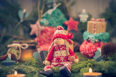 Yeşil çam iğneleri koniler hediyeler Noel Baba Noel süsler