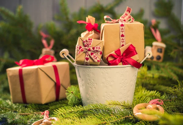 Kerstmis geschenken handsewn sokken decoraties takken spar — Stockfoto