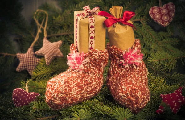 Presentes de Natal meias costuradas decorações ramos abeto — Fotografia de Stock