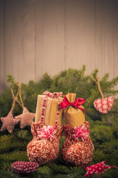 Weihnachtsgeschenke handgenähte Socken Dekoration Zweige Fichte — Stockfoto