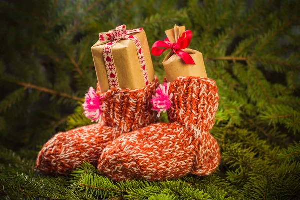 Weihnachtsgeschenke handgenähte Socken Dekoration Zweige Fichte — Stockfoto