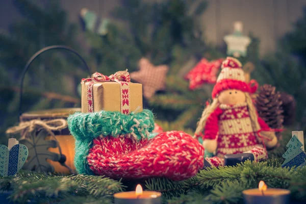 Weihnachten handgemachte Socken Maskottchen Baumschmuck Tannennadeln — Stockfoto