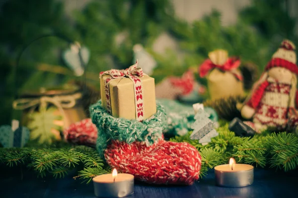 Kerstmis handgemaakte sok mascotte boom decoraties dennennaalden — Stockfoto