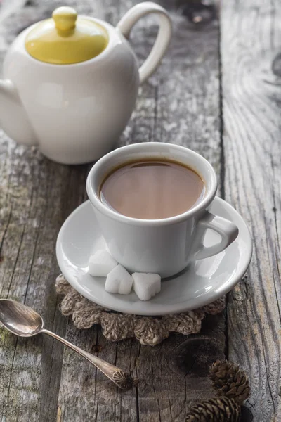 Kaffeetasse schwarze Holzplatte braun weiße Kanne — Stockfoto