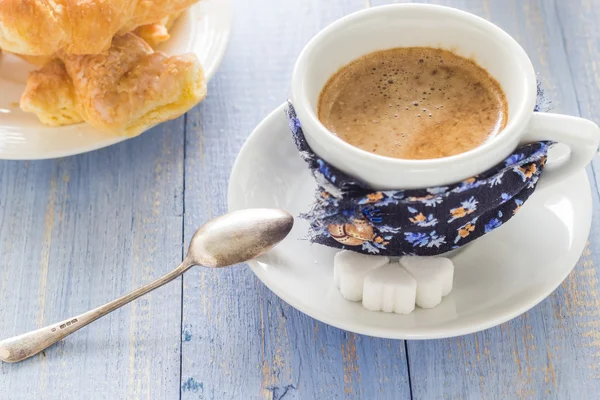 Xícara de café placa de madeira preta croissants leite branco marrom — Fotografia de Stock