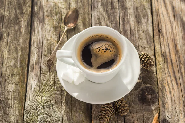 Tazza di caffè nero bordo di legno marrone bianco — Foto Stock