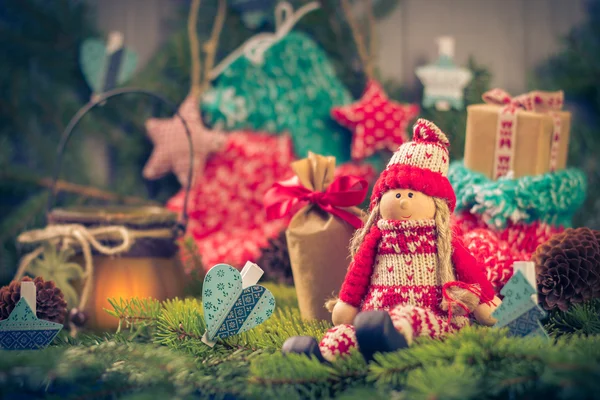 Weihnachtsmann Weihnachtsschmuck grüne Tannennadeln Tannenzapfen Geschenke — Stockfoto