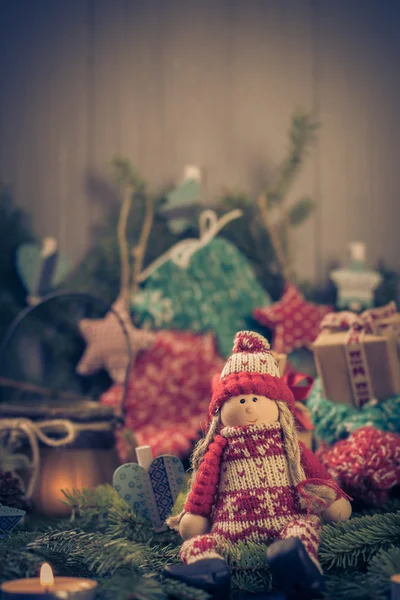 Papai Noel enfeites de Natal verde pinheiro agulhas cones presentes — Fotografia de Stock