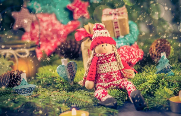 Santa Claus Kerst ornamenten groene dennennaalden kegels geschenken — Stockfoto
