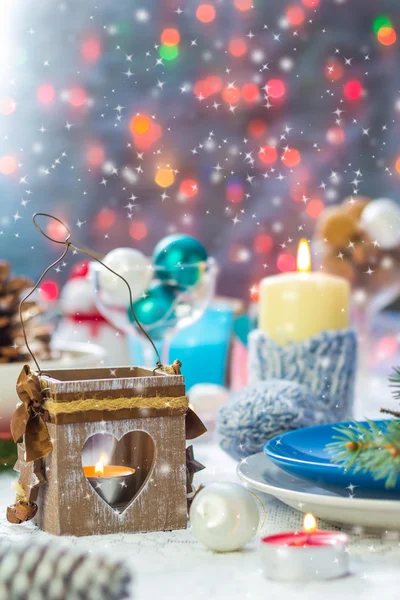 Kerstmis feestelijke xmas eve tabel bestuur instelling New Year sneeuwpop — Stockfoto