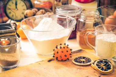 Malzemeyi hazırlık Noel gingerbread mutfak masasında buzlu