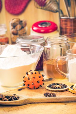 Malzemeyi hazırlık Noel gingerbread mutfak masasında buzlu