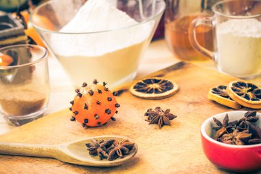 Malzemeyi hazırlık Noel gingerbread mutfak masasında buzlu