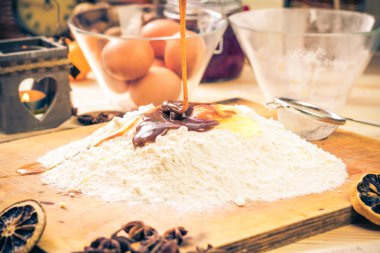 Noel kurabiye hamur malzemeleri tarifi mutfak hazırlanıyor