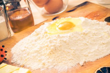 Zencefilli kurabiye hamur malzemeleri tarifi ki buzlu Noel hazırlanıyor