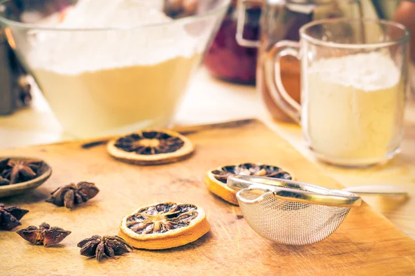 Ingredienti preparazione ghiacciato Natale pan di zenzero tavolo da cucina — Foto Stock