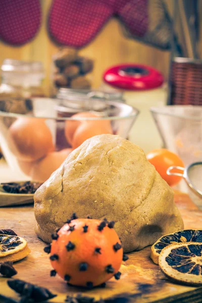Gingerbread mutfak masa malzemeler yoğrulur hamur buzlu — Stok fotoğraf