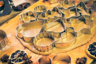 Mutfak tabloda hamur çerez kesiciler Noel gingerbread buzlu