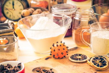 Malzemeyi hazırlık Noel gingerbread mutfak masasında buzlu