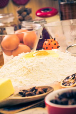 Zencefilli kurabiye hamur malzemeleri tarifi ki buzlu Noel hazırlanıyor