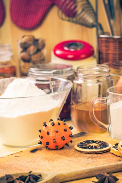 Ingredientes preparação gelada pão de gengibre mesa de cozinha de Natal — Fotografia de Stock