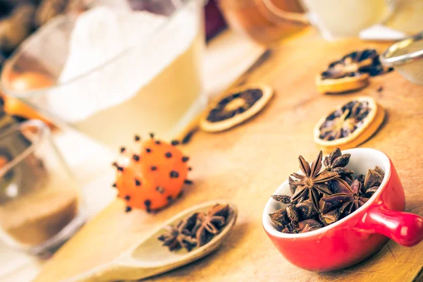 Ingrediënten-voorbereiding iced Kerstmis peperkoek keukentafel — Stockfoto