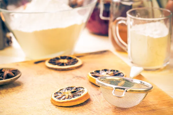 Ingredienti preparazione ghiacciato Natale pan di zenzero tavolo da cucina — Foto Stock